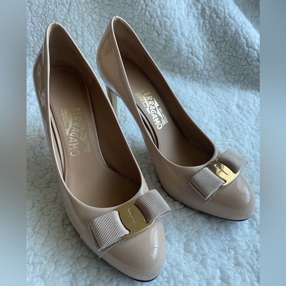Salvatore Ferragamo -Carla Patent Bow Pumps-beige - Picture 6 of 9